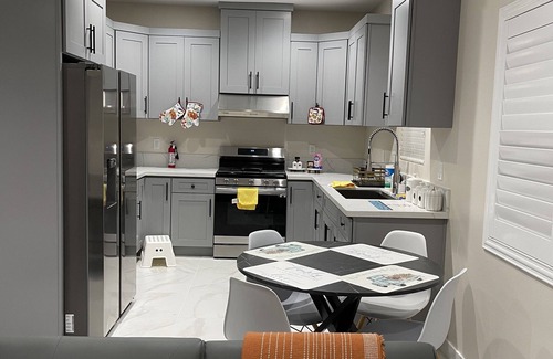 Santa Ana House | Guesthouse near Anaheim Convention
