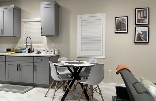 Santa Ana House | Guesthouse near Anaheim Convention
