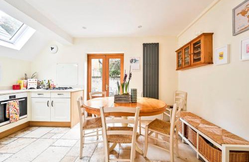 Hammersmith Apartment | GuestReady - Charming family retreat in London