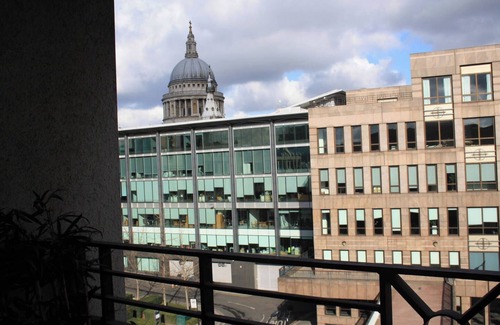 Queenhithe Apartment | GuestReady - Cosy ensuite room with balcony