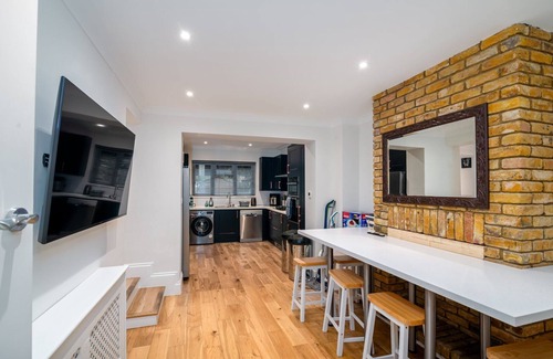 Southfield House | GuestReady - Family homestead near Chiswick Park