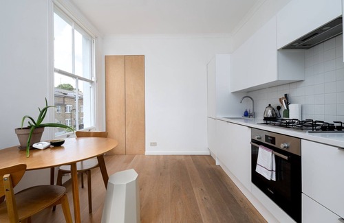 Victoria Apartment | GuestReady - Sleek & serene stay in Hackney