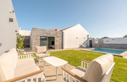 Carvoeira House | GuestReady - Villa Belas