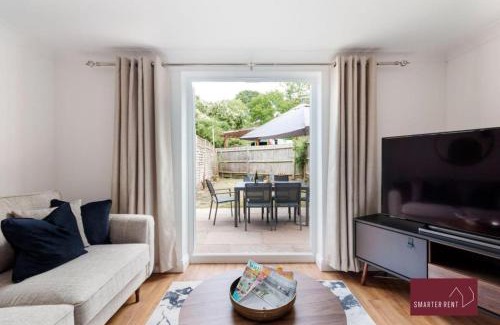 Guildford Apartment | Guildford - 3 Bedroom Home - Driveway & Garden