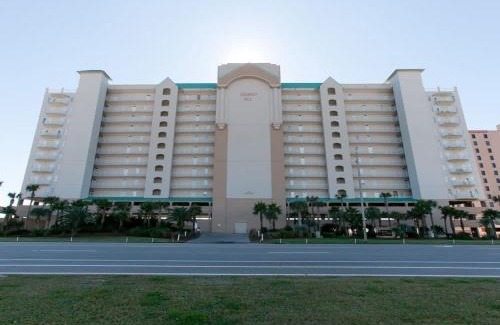 Orange Beach East Hotel | Gulf Front Condo Outdoor Pool & Grill