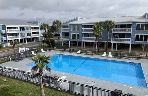 Gulf Shores Condo | Gulf Shores Getaway - 2BR, Pools, Beach Across, Sleeps 8
