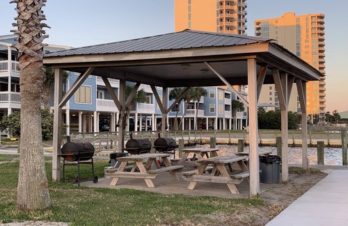 Gulf Shores Condo | Gulf Shores Getaway - 2BR, Pools, Beach Across, Sleeps 8