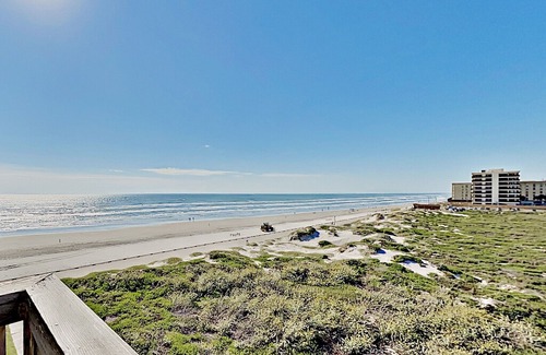 Corpus Christi Condo | Gulfstream Condos | Pool & Hot Tub | Beachfront with Scenic Gulf-View Balcony