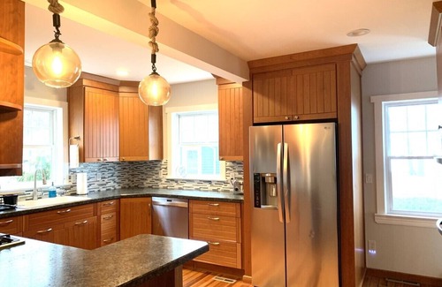 Mentor-on-the-Lake House | "Gull Cottage" - Lake Erie waterfront - Expansive Views, Historic Cottage Charm