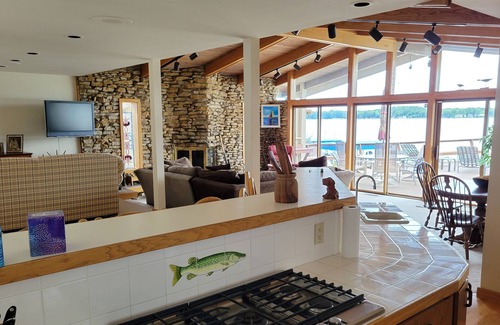 South Gull Lake House | Gull Lake Getaway - House & Guesthouse - Dock, Boat Lift, Sandy Beach, Garage