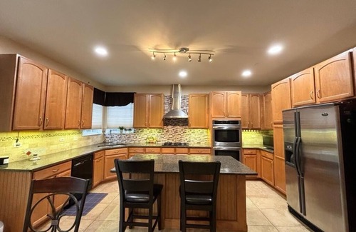 Gurnee House | Gurnee home with King Queen beds for Vacations,six flags Celebrate Eid, Navy GL