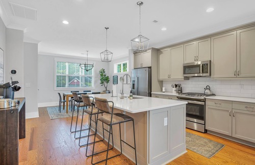 Greenville House | GVL Luxury Townhome -1 mile from downtown