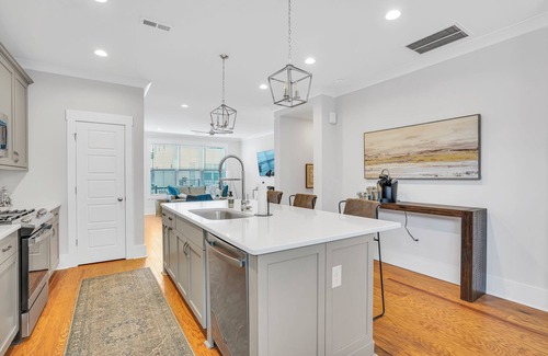 Greenville House | GVL Luxury Townhome -1 mile from downtown