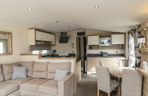 York House | GW28 AT GOOSEWOOD HOLIDAY PARK, family friendly, with hot tub in Huby