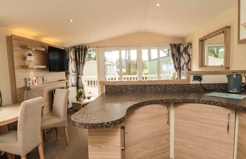York House | GW28 AT GOOSEWOOD HOLIDAY PARK, family friendly, with hot tub in Huby