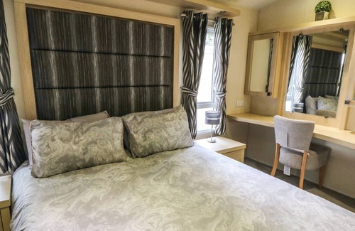 York House | GW28 AT GOOSEWOOD HOLIDAY PARK, family friendly, with hot tub in Huby