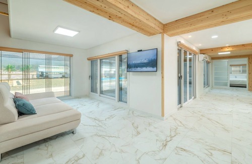 Gyeongju House | Gyeongju Poseokjeong Hanok Pool Villa