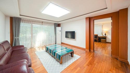Gyeongju House | Gyeongju Recreation Area Hanok Pool Villa
