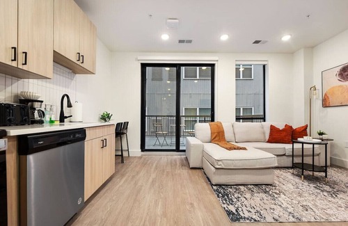 East Liberty Apartment | GYM+PARKING+HULU Near UPMC|Shopping|Universities