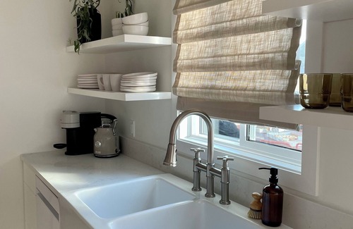 South Pandosy House | Gyro Beach home, Okanagan lake, HOT TUB, fire pit, outdoor shower. 3 bedrooms.