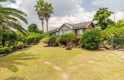 Jungmun House | gyulpang stay