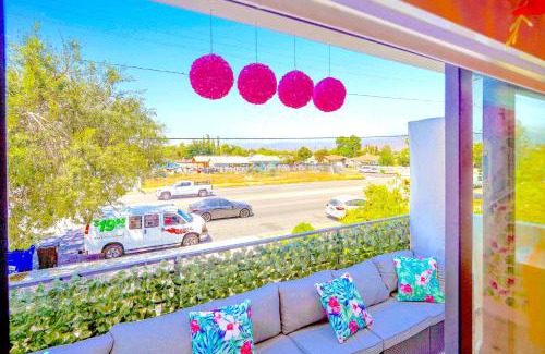 North Hollywood House | H- Fab Family 5BD 4,5BA NoHo Escape Near Universal with Games, Deck, Parking