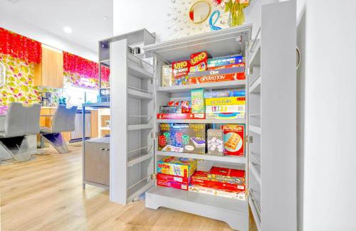 North Hollywood House | H- Fab Family 5BD 4,5BA NoHo Escape Near Universal with Games, Deck, Parking