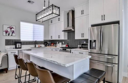 Westminster House | H&H New Built 2023 Hidden Gem Heart of OC 3 Queen Beds