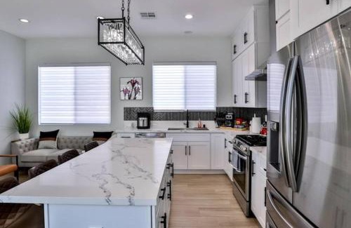 Westminster House | H&H New Built 2023 Hidden Gem Heart of OC 3 Queen Beds