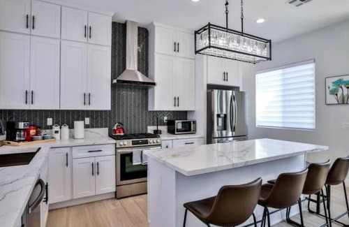 Westminster House | H&H New Built 2023 Hidden Gem Heart of OC 3 Queen Beds