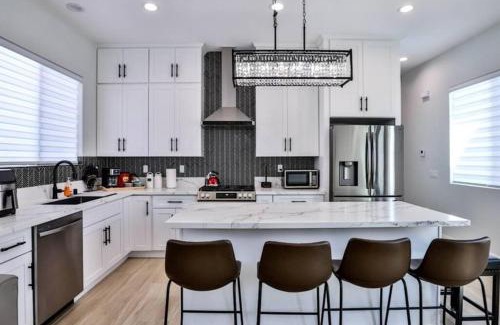 Westminster House | H&H New Built 2023 Hidden Gem Heart of OC 3 Queen Beds