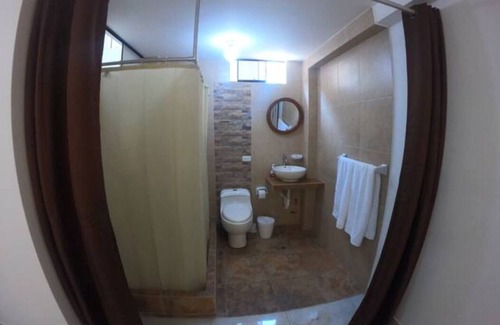 Trujillo Apartment | Habitación con entrada independiente, baño privado y cama queen