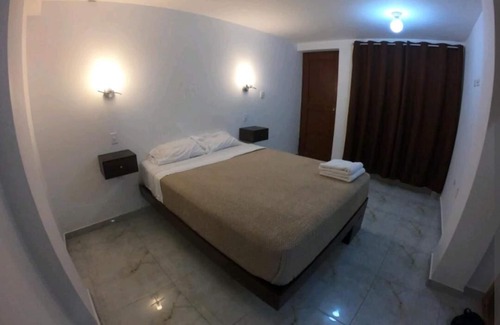 Trujillo Apartment | Habitación con entrada independiente, baño privado y cama queen