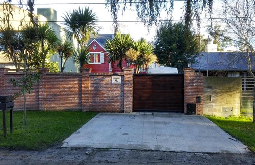 Mar del Plata House | Habitación en villa neo victoriana con piscina