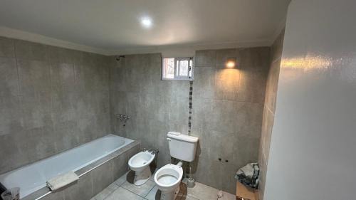 Tunuyan House | Habitación privada con cama matrimonial, baño y salida al jardín