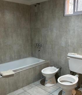 Tunuyan House | Habitación privada con cama matrimonial, baño y salida al jardín