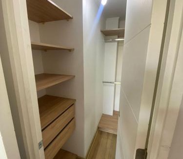 Downtown Santiago House | Habitacion Grande con baño privado en departamento compartido