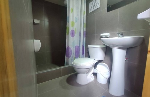 Oxapampa Cottage | Habitacion tipo cabaña con acabados en madera, terraza con vista hacia la montaña