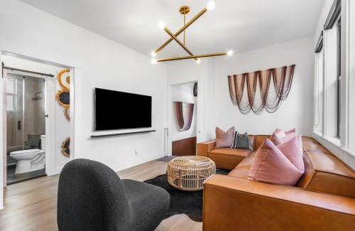 Flamingo Parks Apartment | Hacienda Flamingo Unit 4 - Chic 2BR Retreat Near Shops and Restaurants