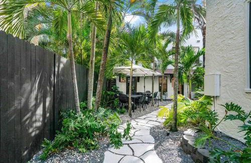 Flamingo Parks Apartment | Hacienda Flamingo Unit 2 - Expansive 3BR Retreat with Style & Comfort