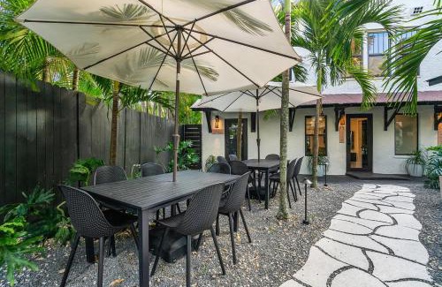 Flamingo Parks Apartment | Hacienda Flamingo Unit 2 - Expansive 3BR Retreat with Style & Comfort