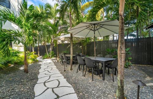 Flamingo Parks Apartment | Hacienda Flamingo Unit 2 - Expansive 3BR Retreat with Style & Comfort