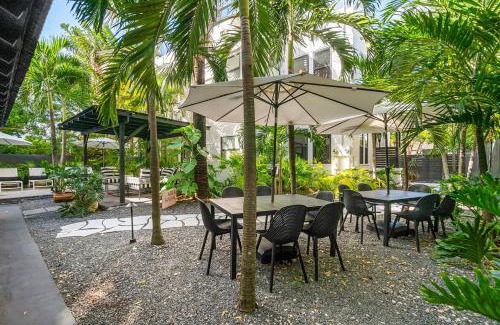 Flamingo Parks Apartment | Hacienda Flamingo Unit 2 - Expansive 3BR Retreat with Style & Comfort