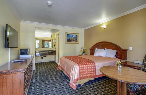 La Puente Hotel | Hacienda Inn