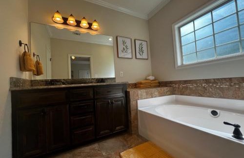 Hahira House | Hahira 3-Bedroom Home near Wild Adventures, Sleeps 12