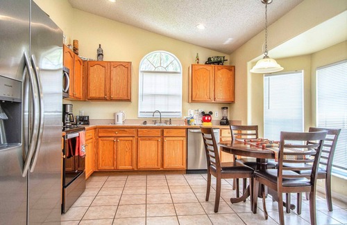 West Kissimmee Villa | Hakuna Ma'Cottage - Southern Pool, Privacy Fence!