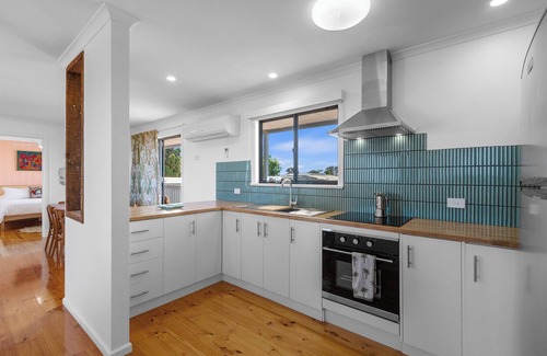 Minlacowie House | Halcyon Hardwicke Bay - Esplanade position! Off peak special! Free WiFi!