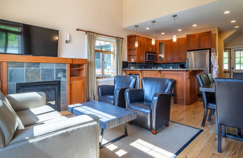 Nakusp Hotel | Halcyon Hot Springs Resort