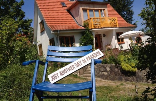 Brandsbek House | HALE ALOHA - Wood-burning stove paradise garden 7-person house. Nature park vacation with dog