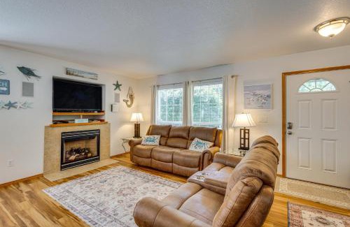 Rockaway Beach House | Half Mi to Beach Rockaway Beach Home with Grill!
